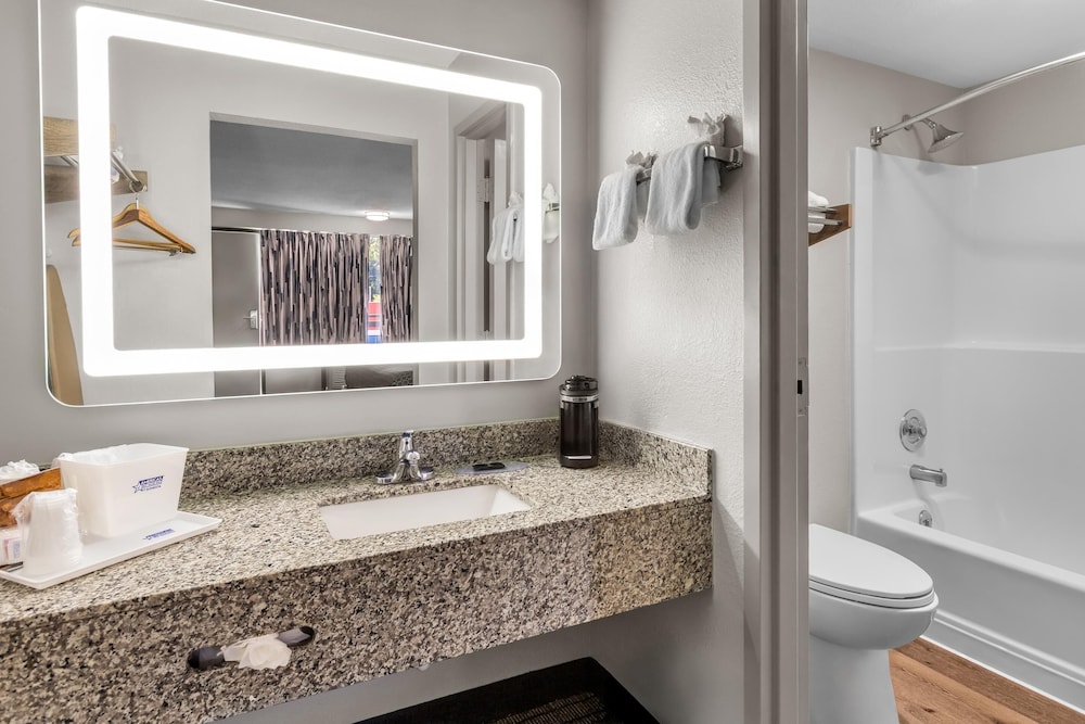 Room, King Bed, Smoking, Americas Best Value Inn Douglasville 8/9