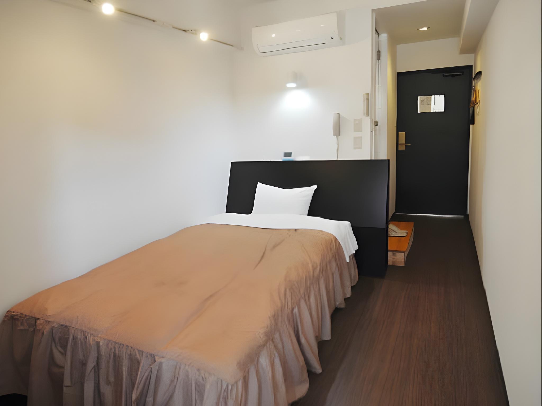 ROOM, SINGLE