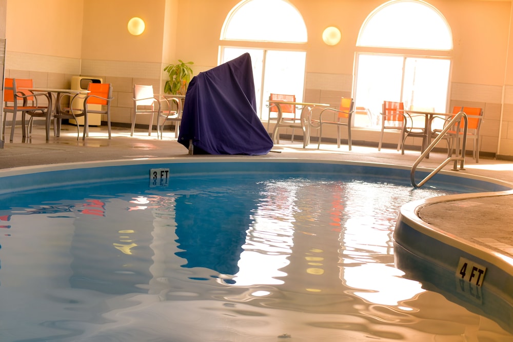 Holiday Inn Express Suites Maryville 8/35