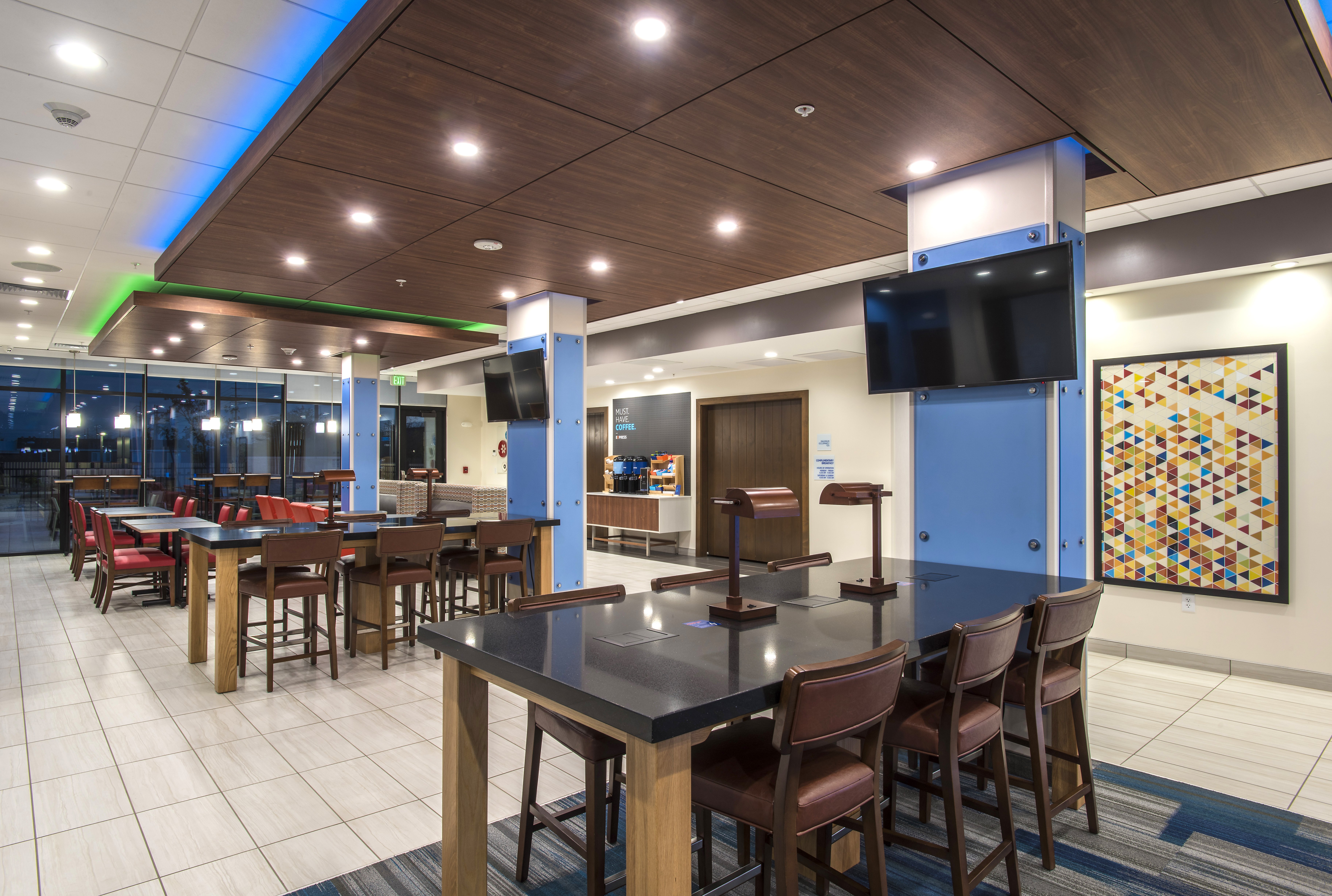 Holiday Inn Express and Suites Phoenix North Happy Valley an IHG Hotel 43/64