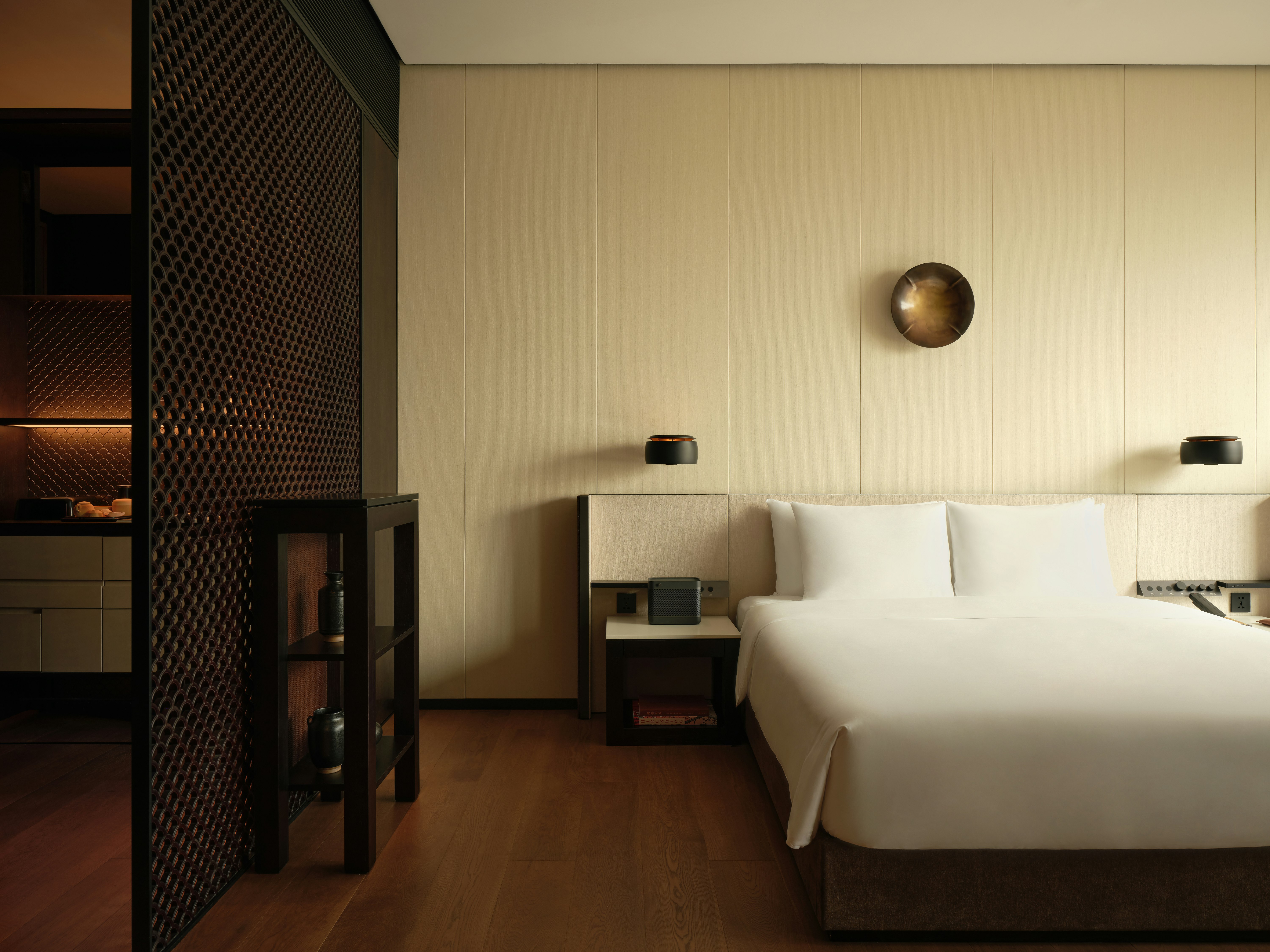 DELUXE, KING BED