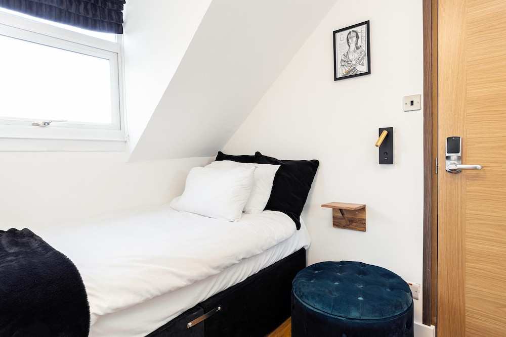 FENNERS HOTEL 25/32