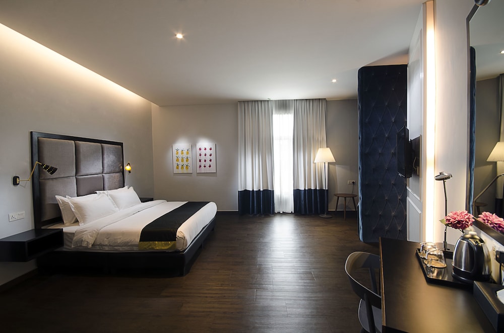 DELUXE, KING BED, LIVING AREA