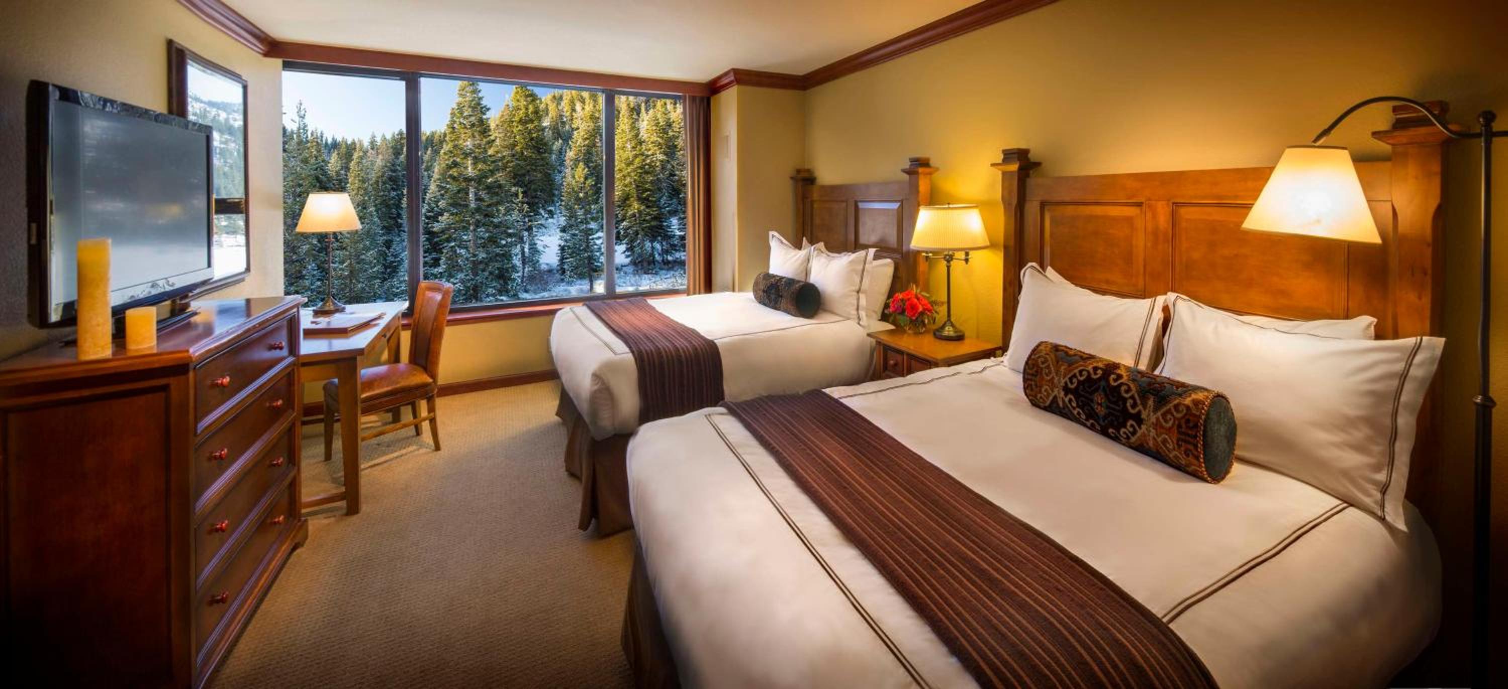 Deluxe, Queen Bed, Forest View