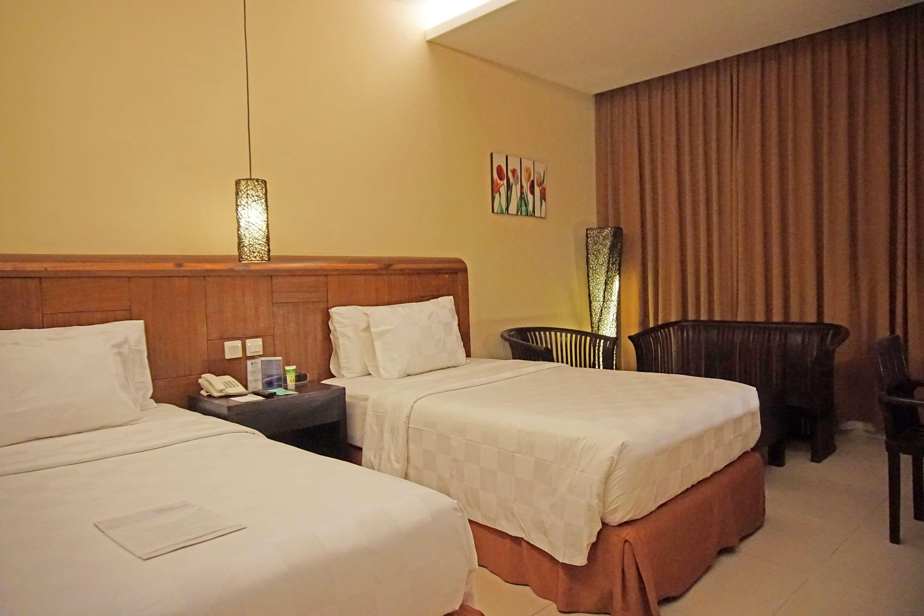 Deluxe, Twin Beds, Pool View