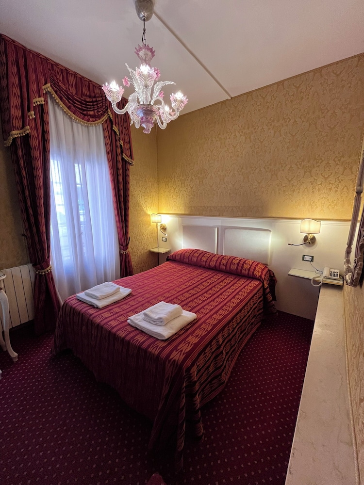 ROOM, DOUBLE BED