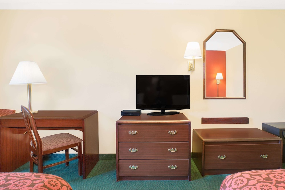 Days Inn by Wyndham Lincoln, AL 39/50
