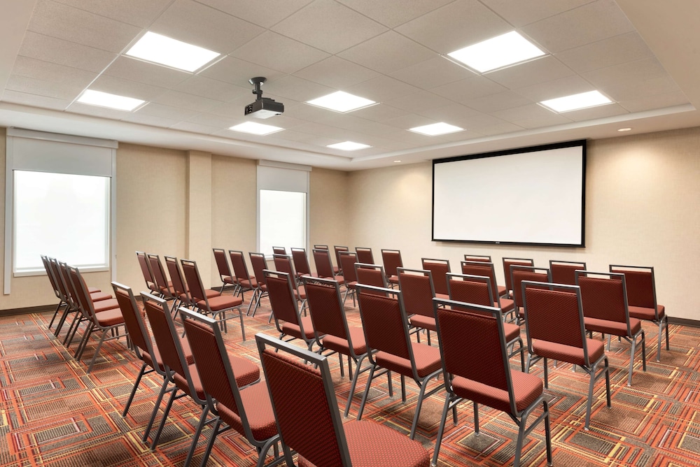 Home2 Suites By Hilton Milwaukee Brookfield 38/47