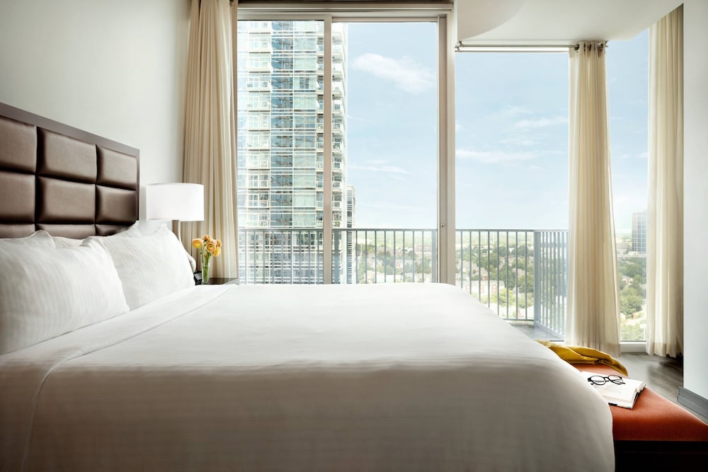 1 BEDROOM, SUITE, BALCONY, CORNER
