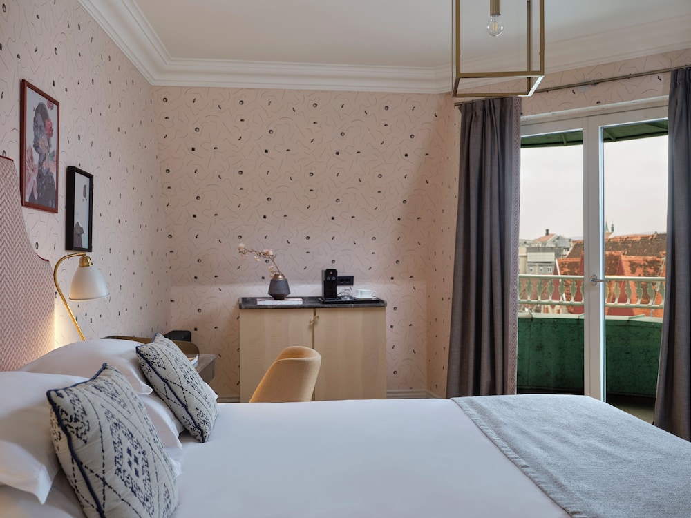 SUPERIOR, QUEEN BED, CITY VIEW, BALCONY