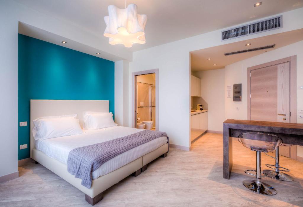 Superior, Balcony, Kitchen, Pool Access