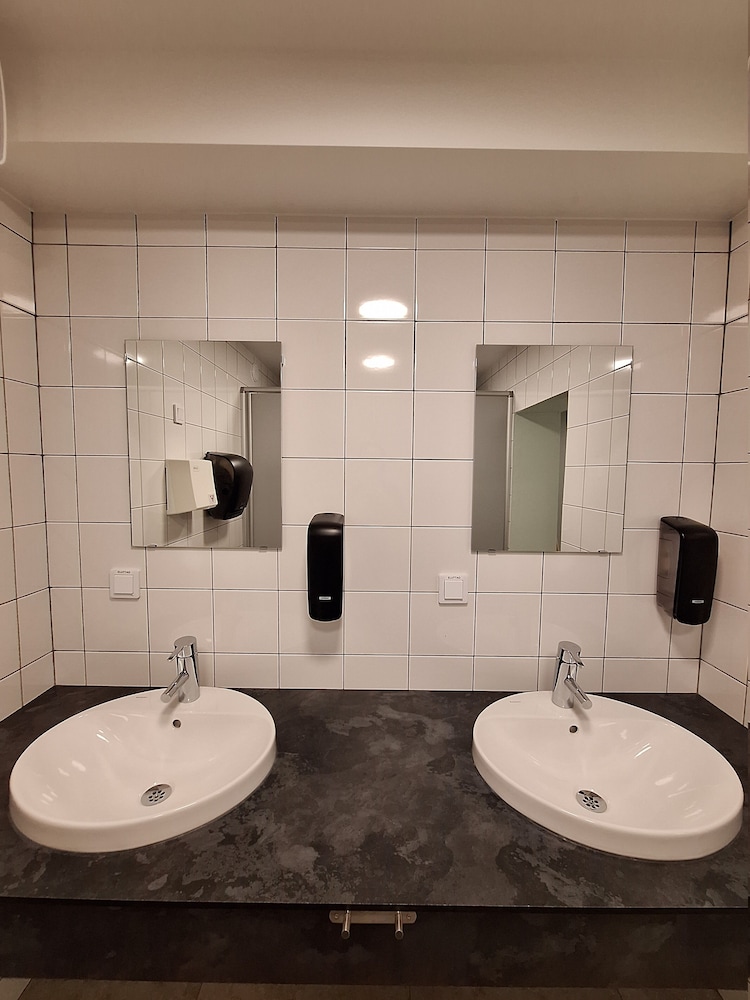 Skeppsdockans Camping & Vandrarhem 30/31