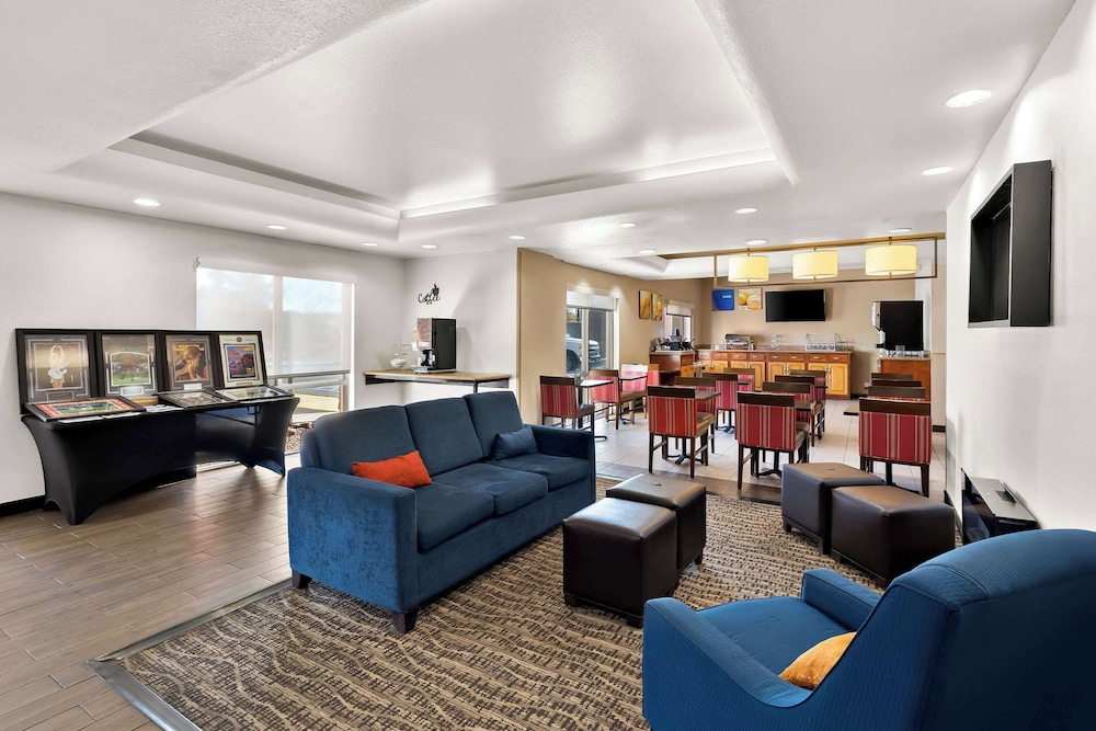 Comfort Inn & Suites Near Kino Sports Complex 43/58