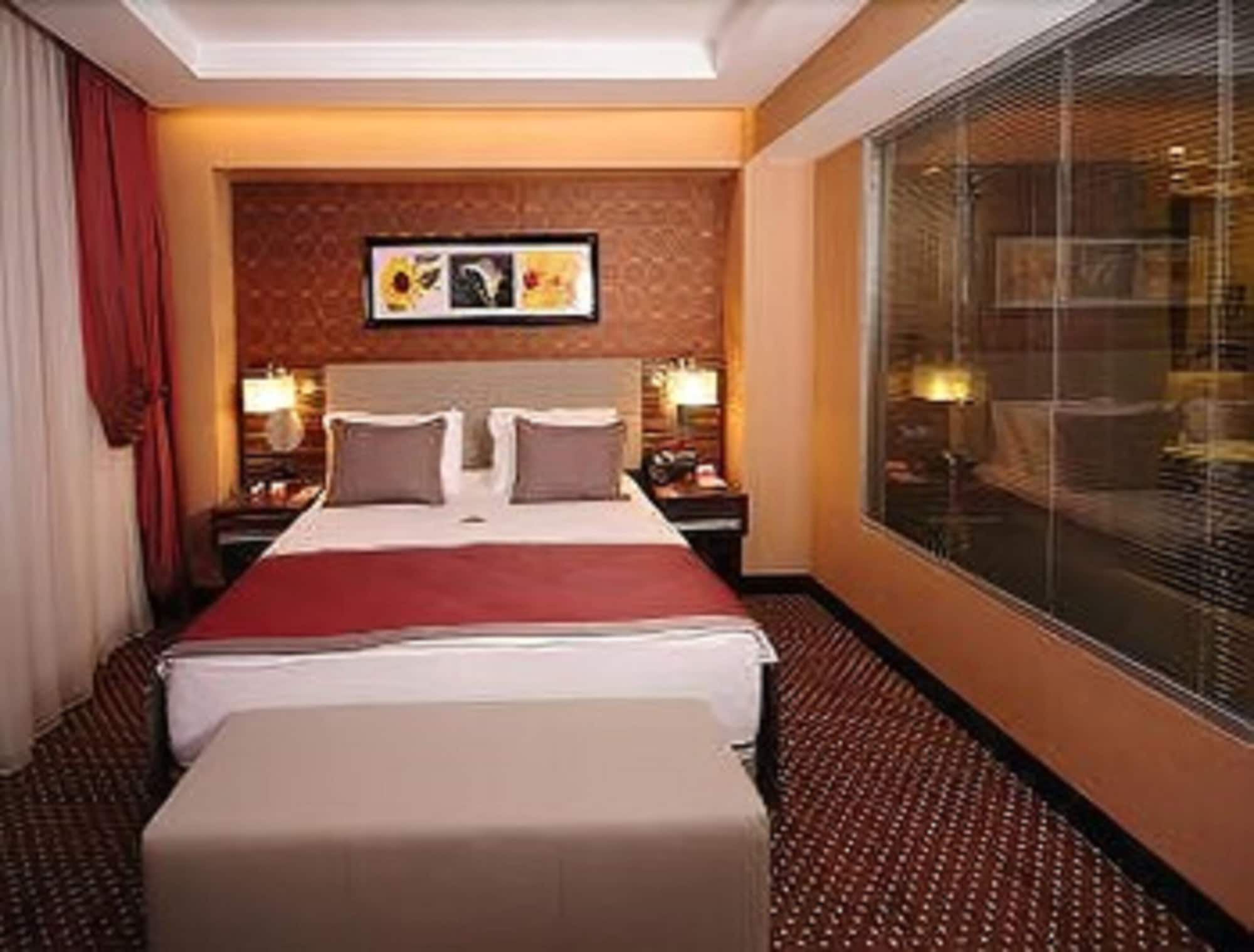 Senior, Suite, King Bed, Smoking