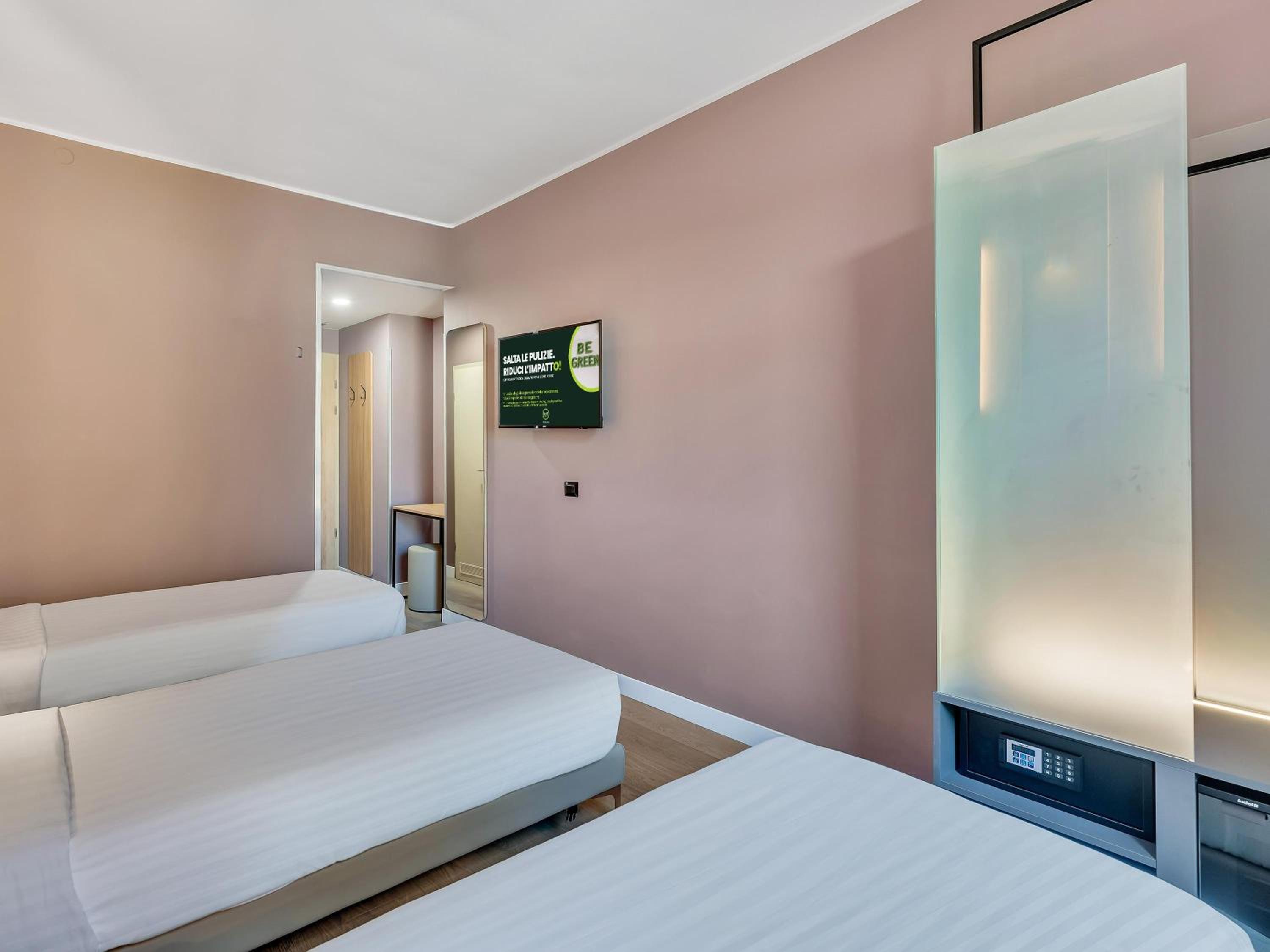 غرفة ثلاثية بسرير كوين وسرير فردي، B&B Hotel Milano Portello 5/9