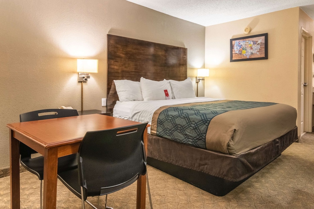 Econo Lodge Hillsboro I-35 24/35