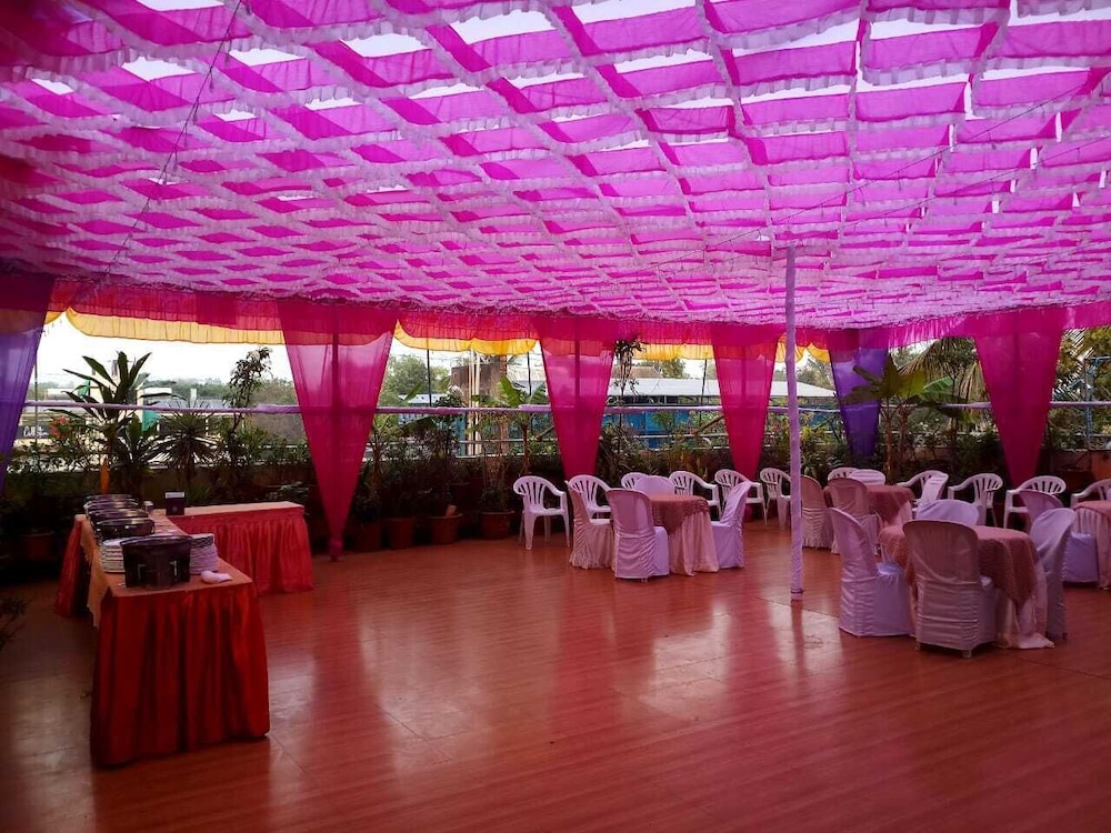 Hotel Raviraj 33/35