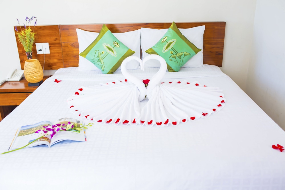 DELUXE, QUEEN BED, PARTIAL OCEAN VIEW