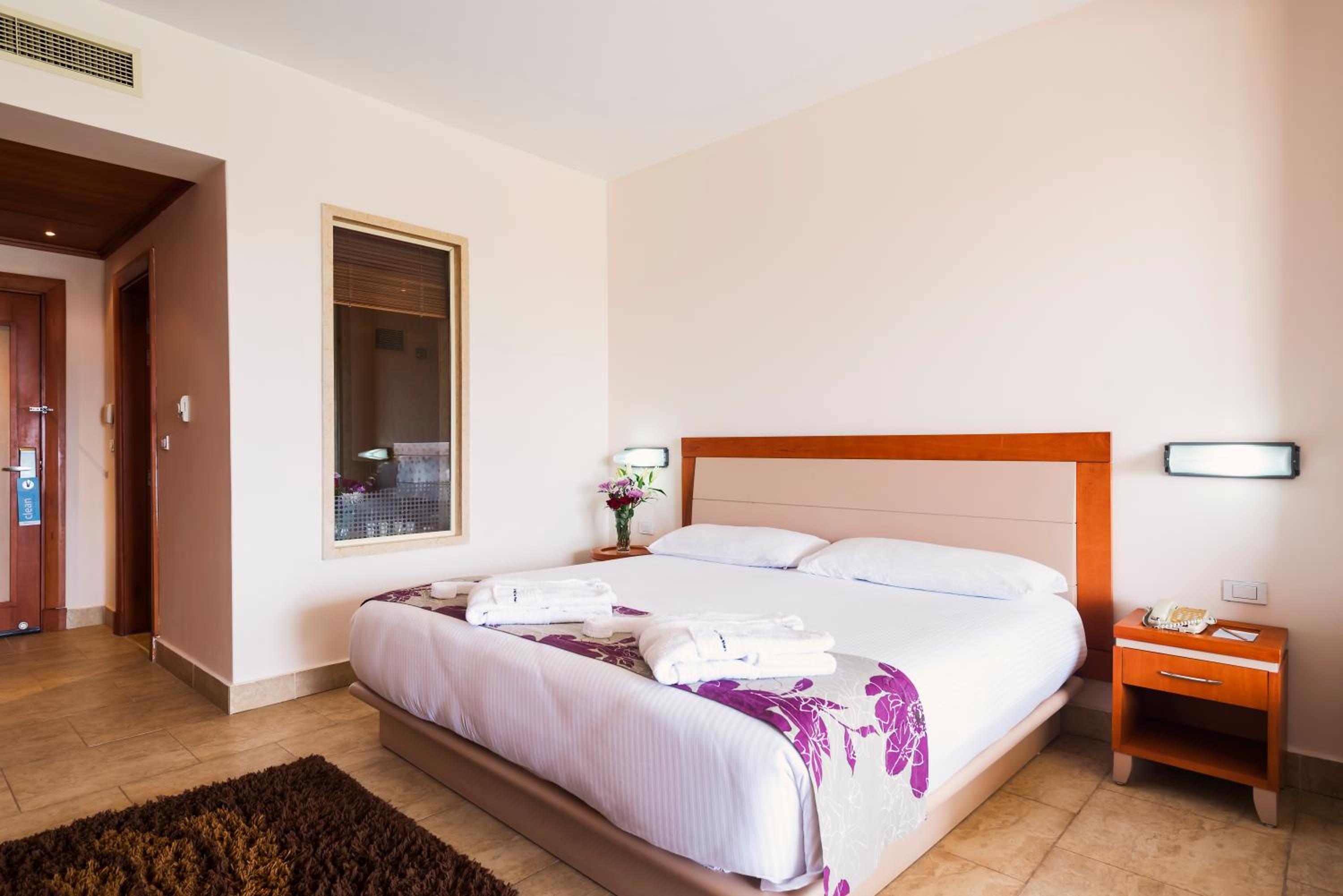 Superior, Twin Beds, Lateral Side Sea View