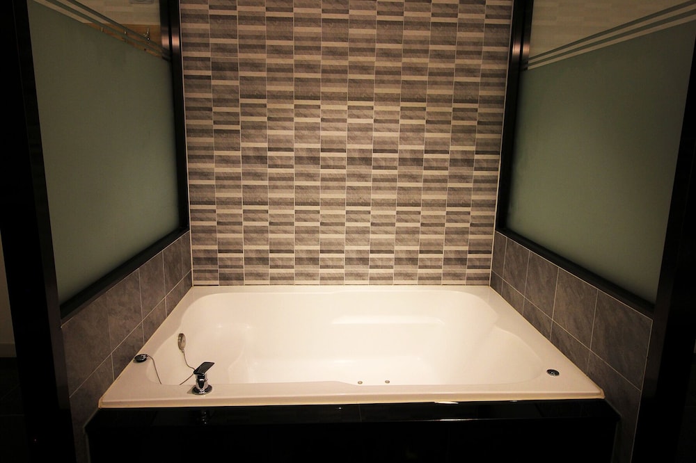 Seattle B Hotel 50/50