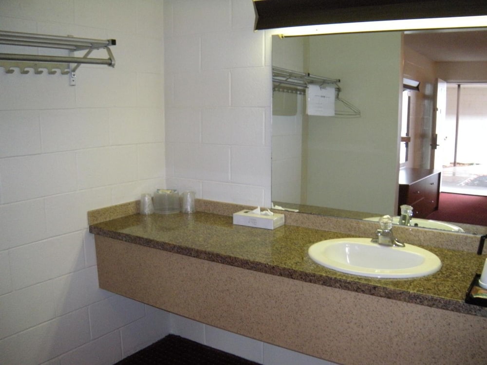 Motel West 30/58