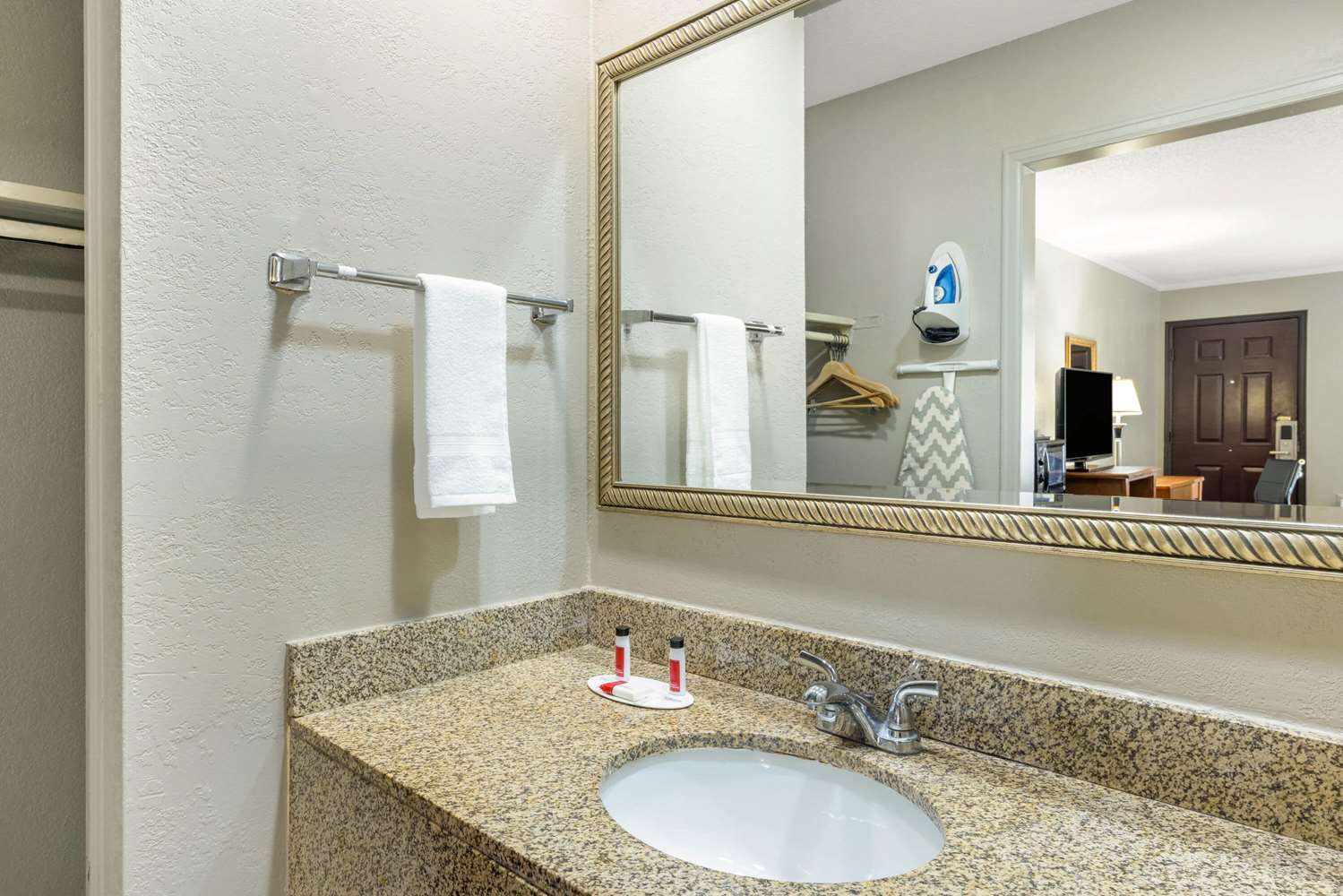 Super 8 By Wyndham Kansas City Airport 14/19