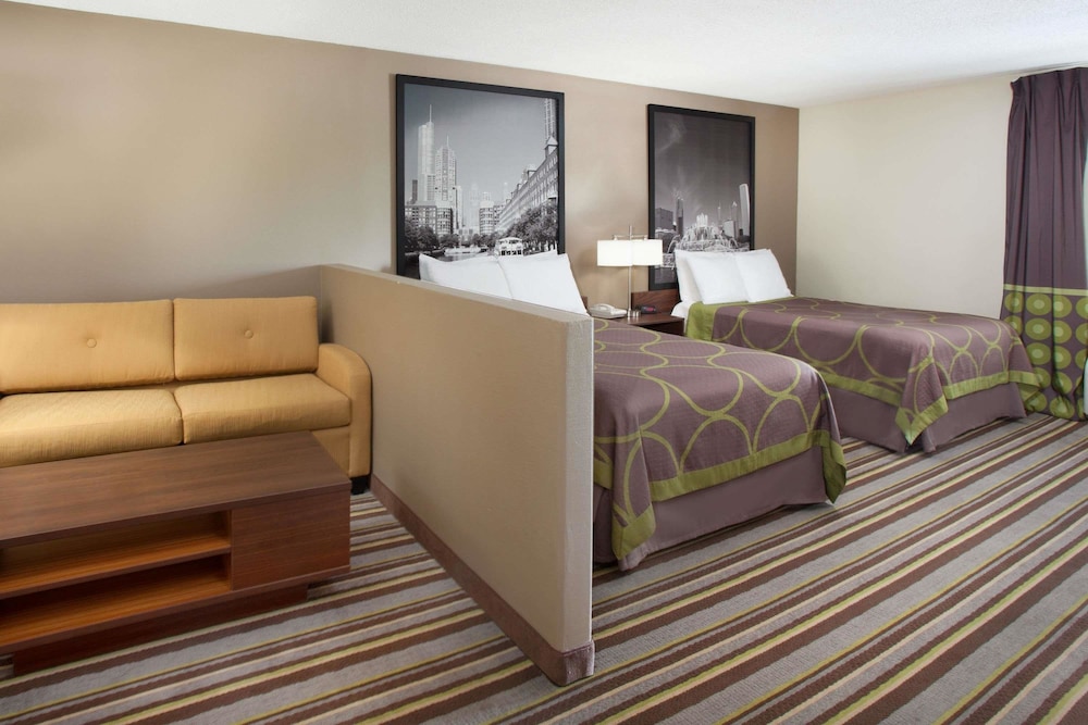 Super 8 by Wyndham Chicago/Rosemont/O'Hare/SE 16/25