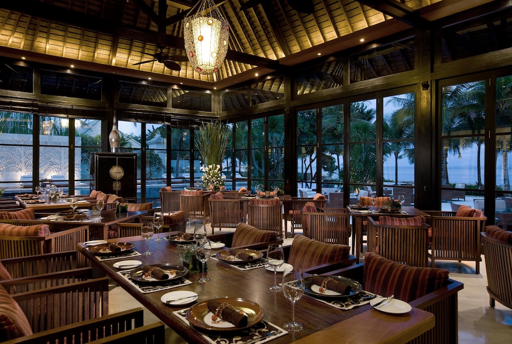 The Royal Santrian 30/50