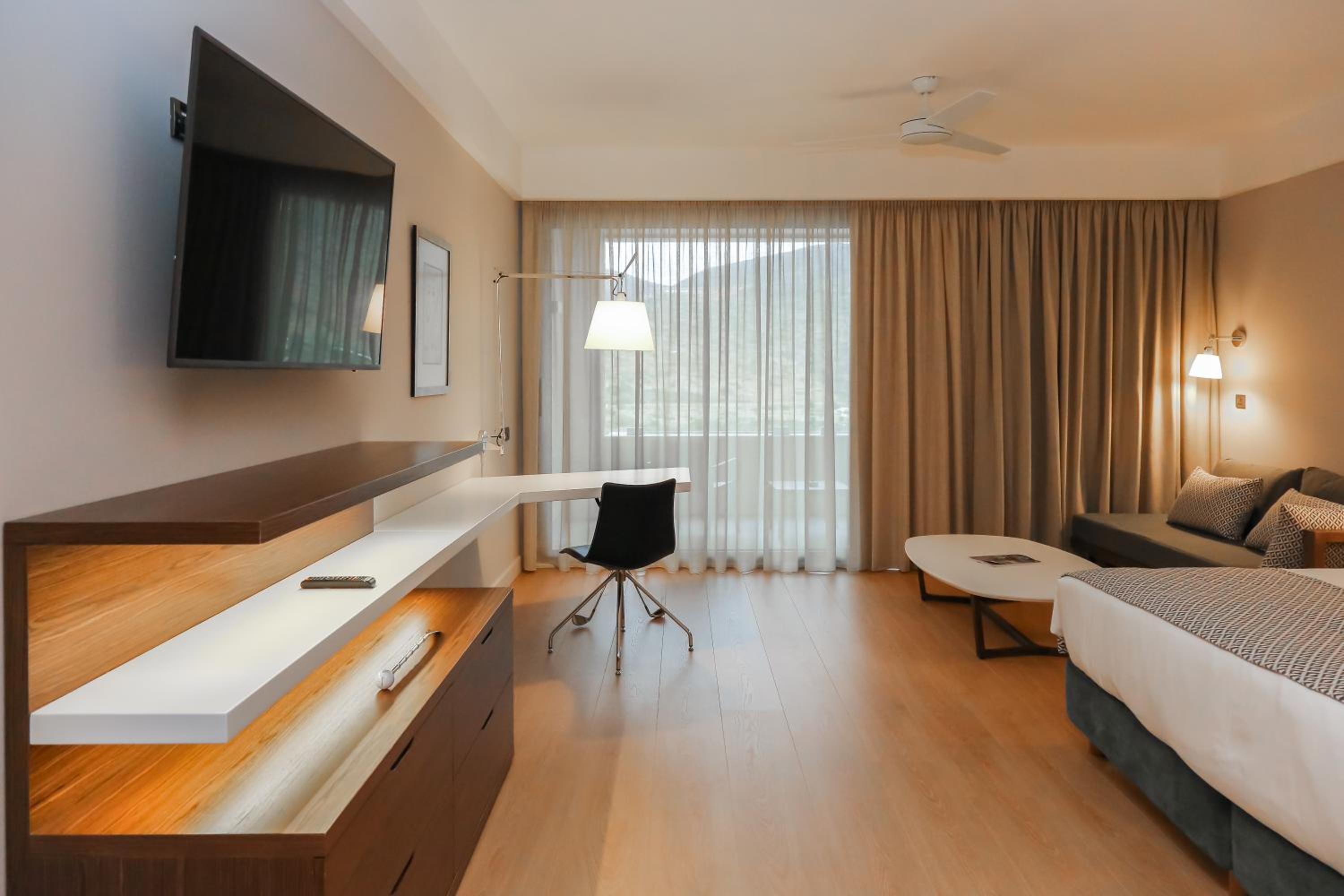 Junior Suite, King Bed, Golf Course View, Mountain View