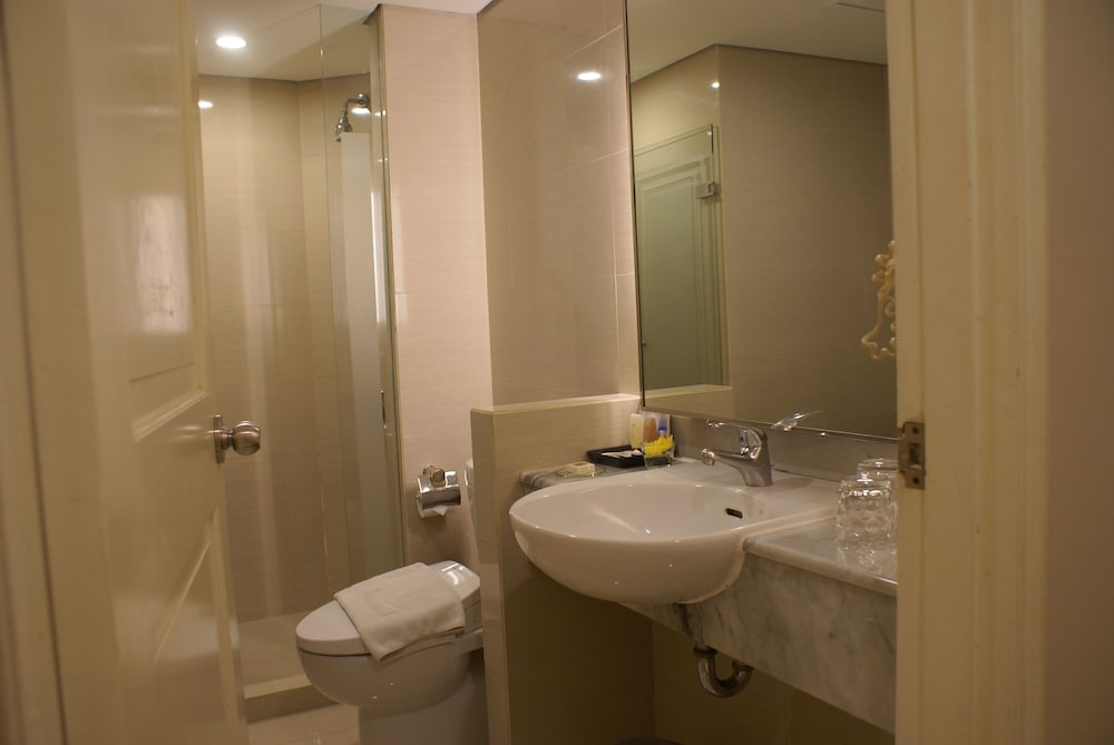 Grand Tropic Suites Jakarta 59/64