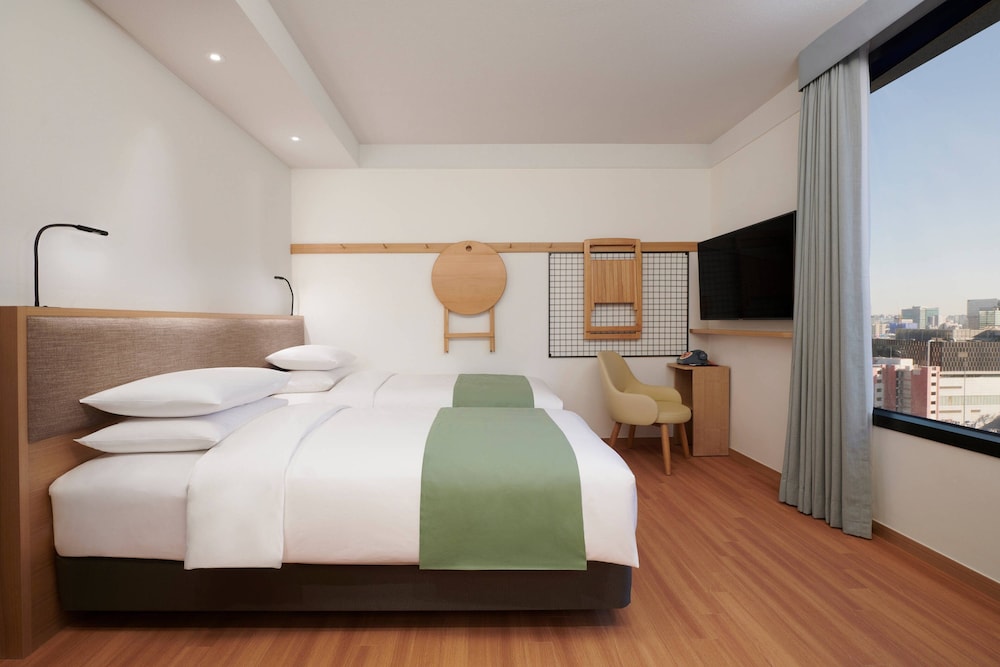 Room, 1 Double and 1 Single Bed, City View