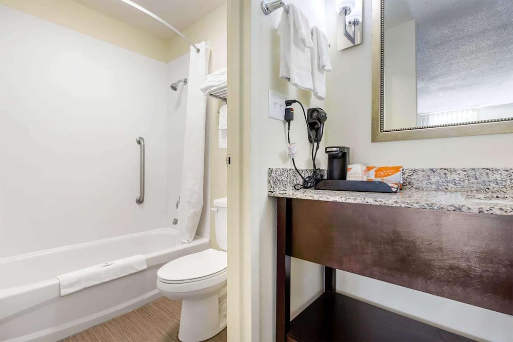 Days Inn and Suites by Wyndham Oxford 5/27
