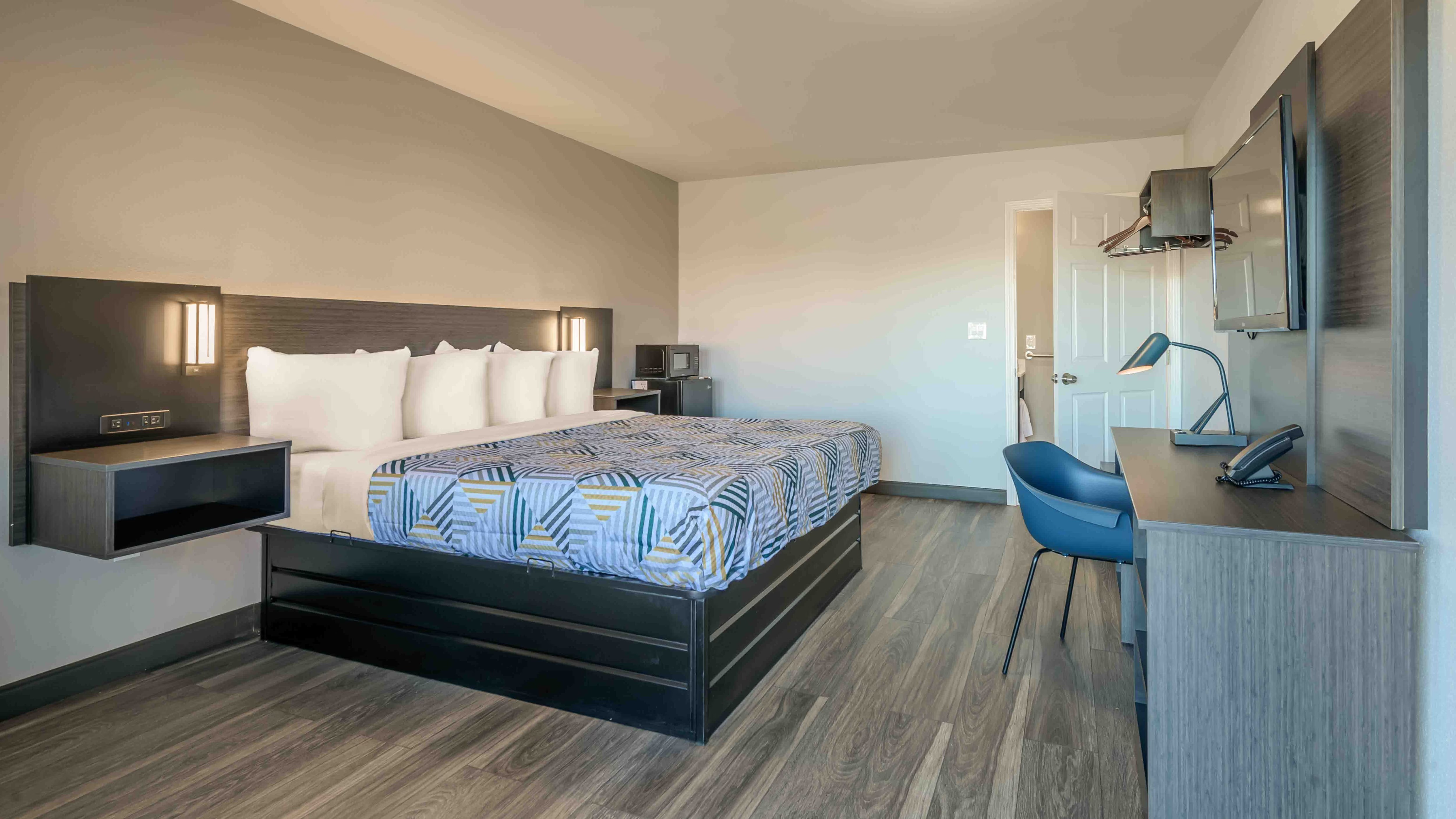 1 King Bed - Mobility Accessible Tub, Nsmk