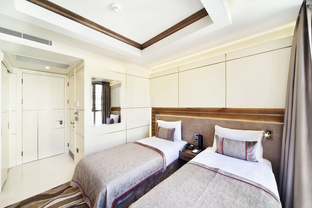 Grand Hotel de Pera 12/50
