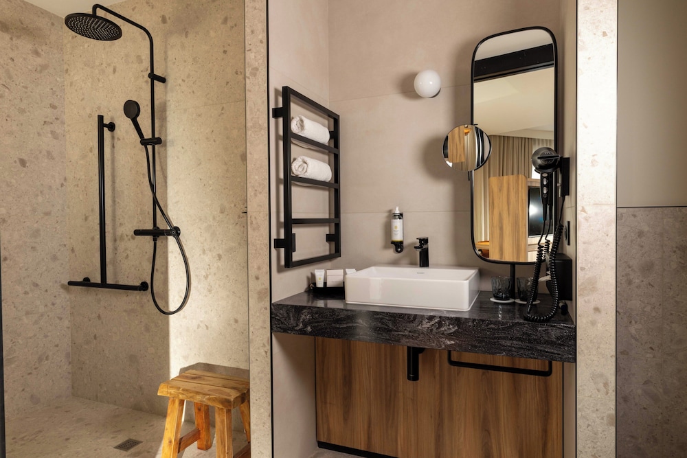 Junior Suite, Privilege, Twin Beds, Street View, Sofa، Le Richebourg Hotel Restaurant Spa 5/5