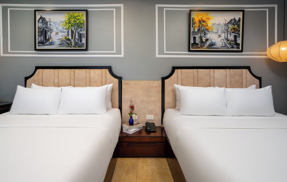 Family Suite, 2 King Beds, Lake View, Bella Rosa Hotel 2/4