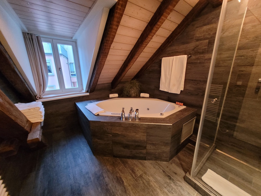 Historic City Center Apartment By Airhome 26/50