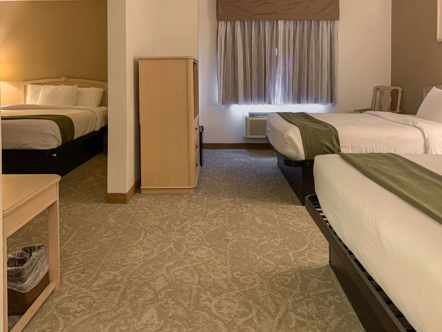 ROOM, 3 QUEEN BEDS