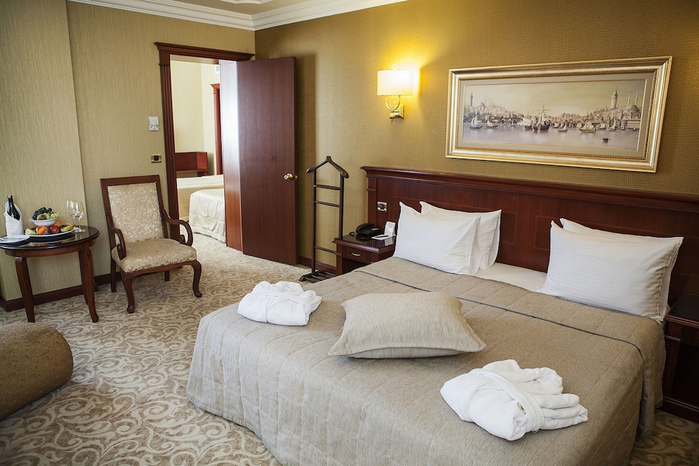 ROOM 1, SUITE