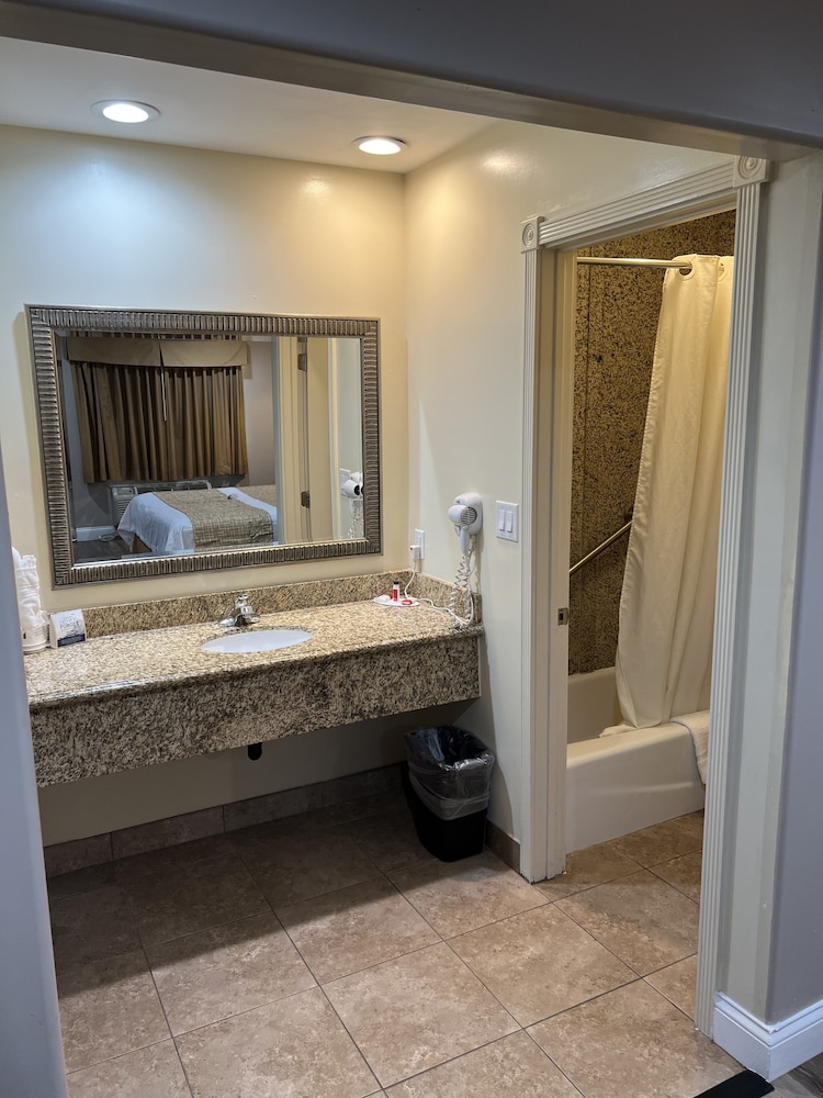 Travelodge By Wyndham Brea 19/29