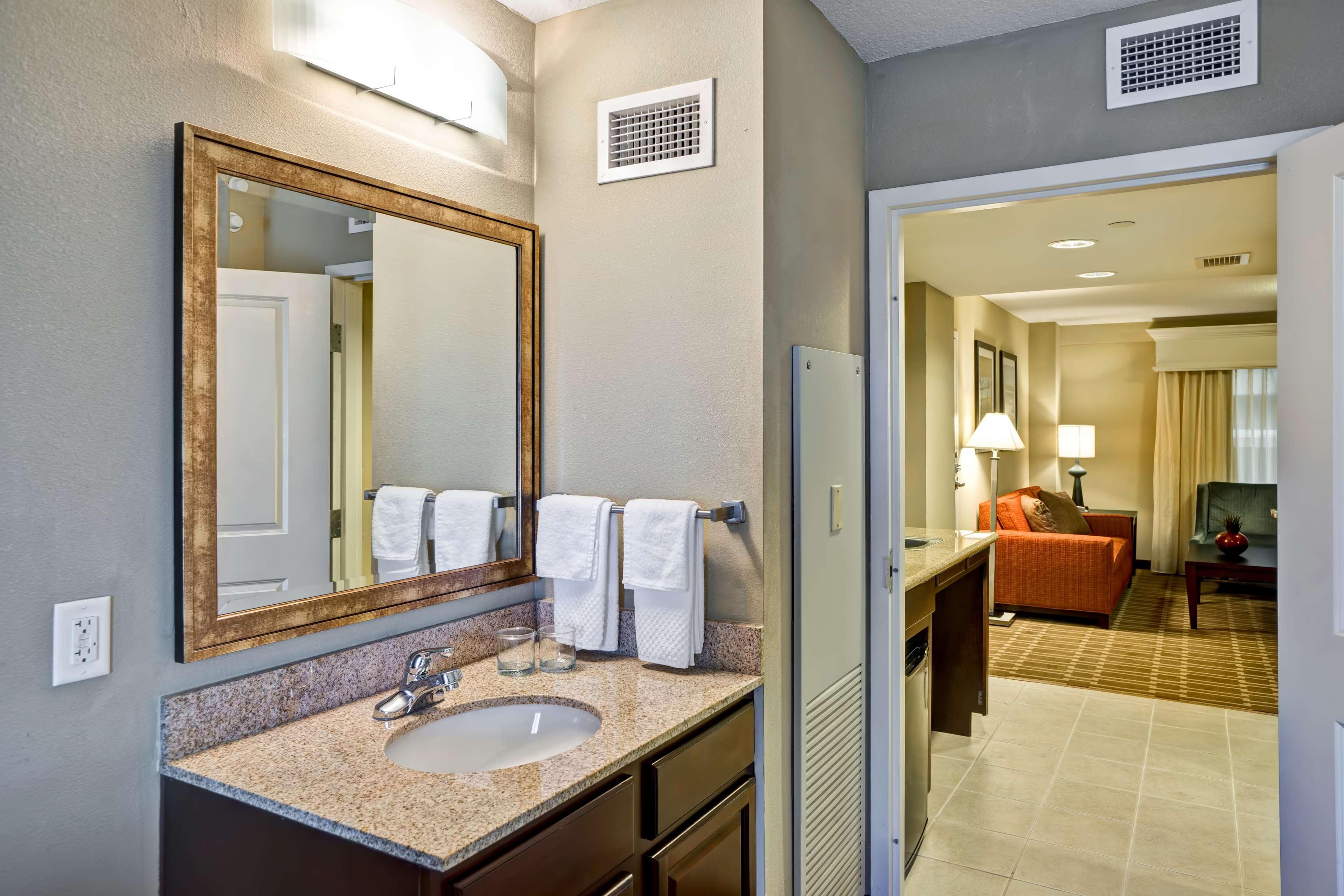 غرفة بسرير كينج بغرفة نوم واحدة لذوي الإعاقة، Embassy Suites by Hilton Fort Myers Estero 5/5