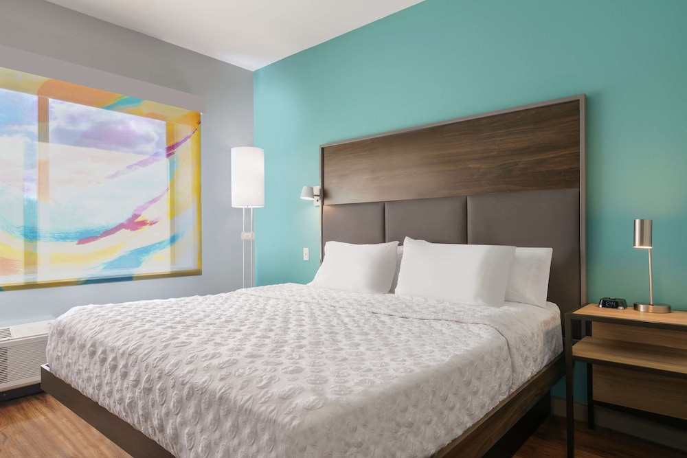ROOM, KING BED