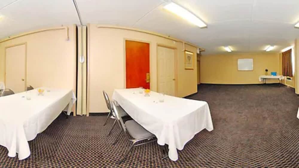 Econo Lodge Inn & Suites Waterloo Downtown 26/30
