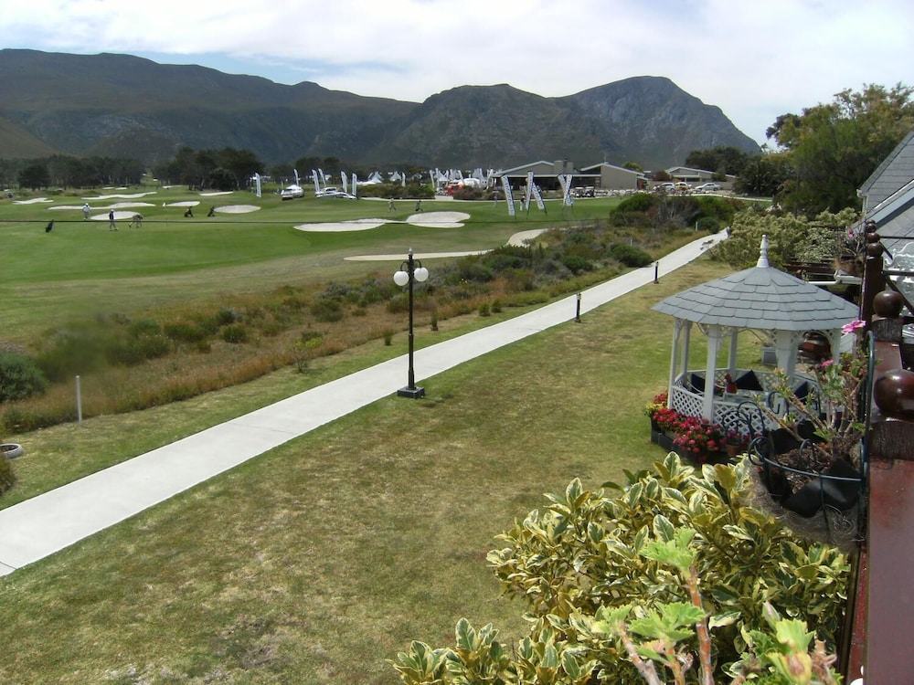 Mulligans Golf Lodge 36/38