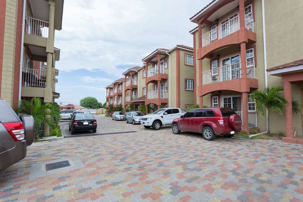 New Kingston Guest Apt At Fairway 13/24