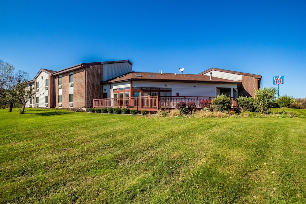 Motel6 Saukville, WI 52/54