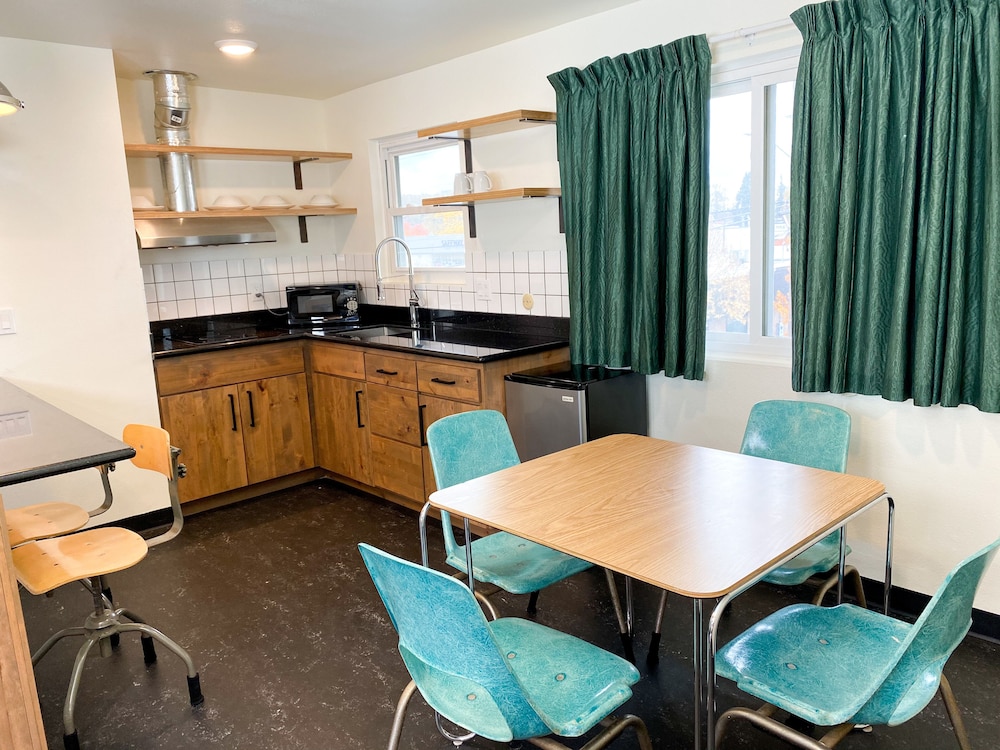 University Inn 53/63