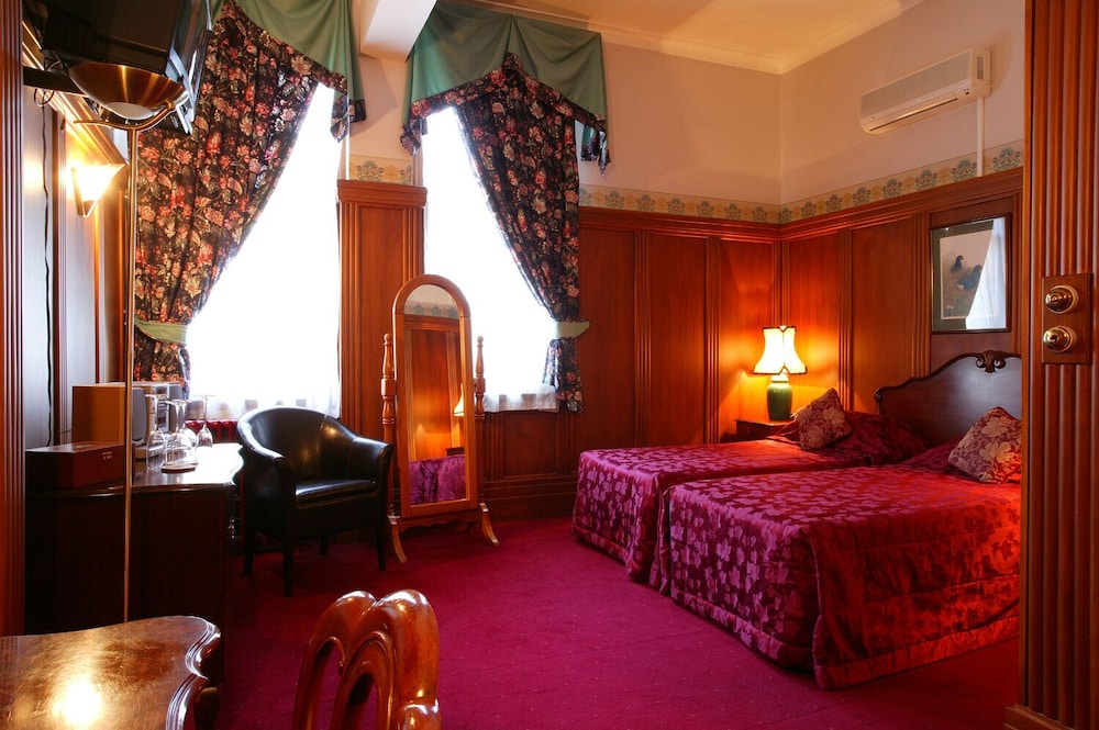 The County Hotel 9/50