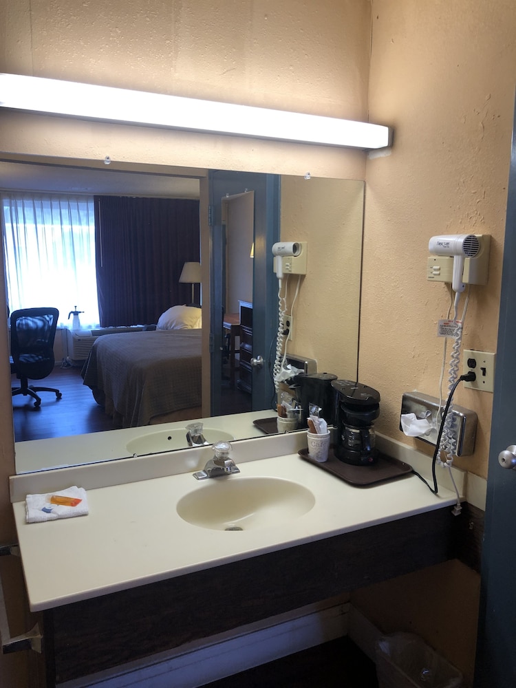 Americas Best Value Inn Airport 6/7