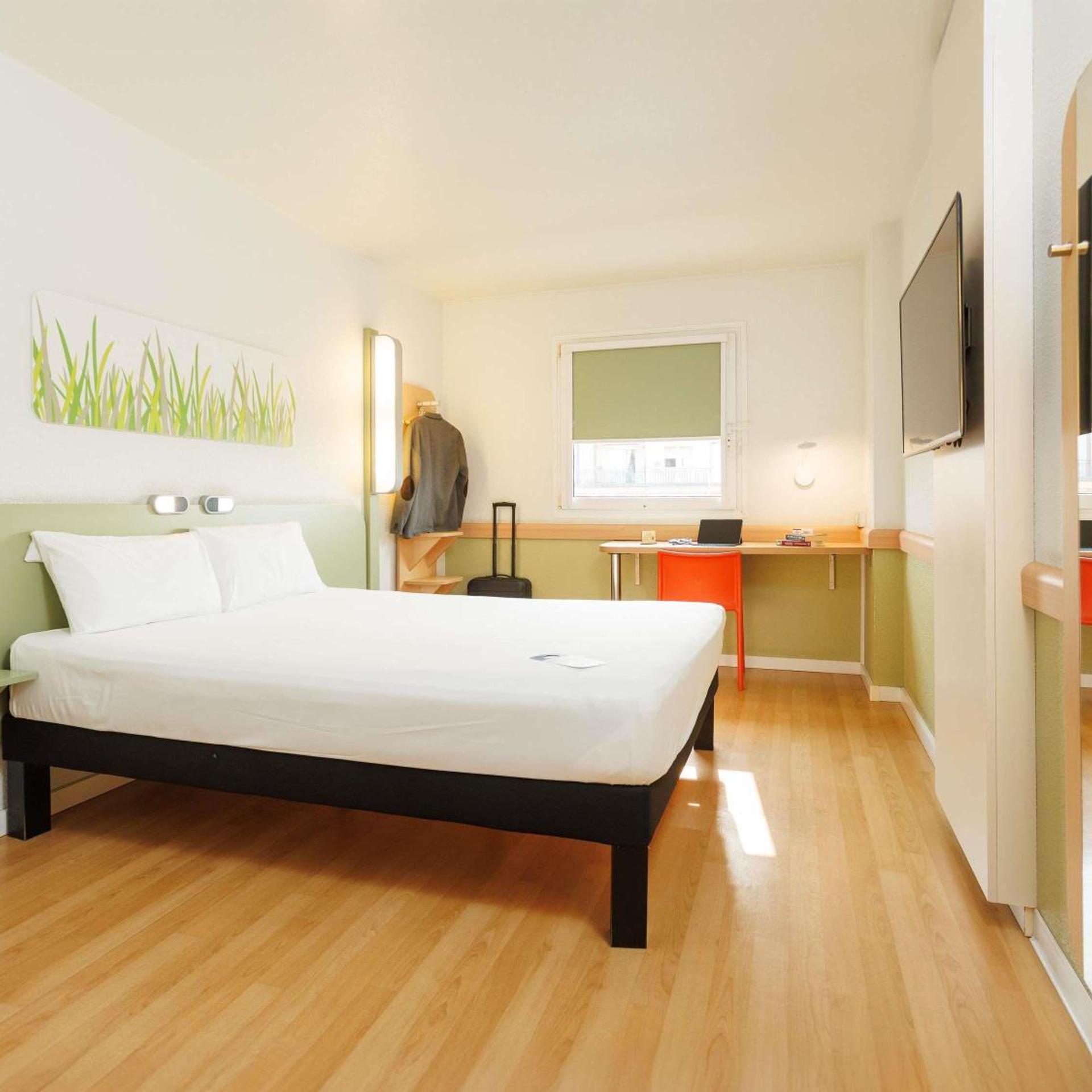 ROOM, DOUBLE BED